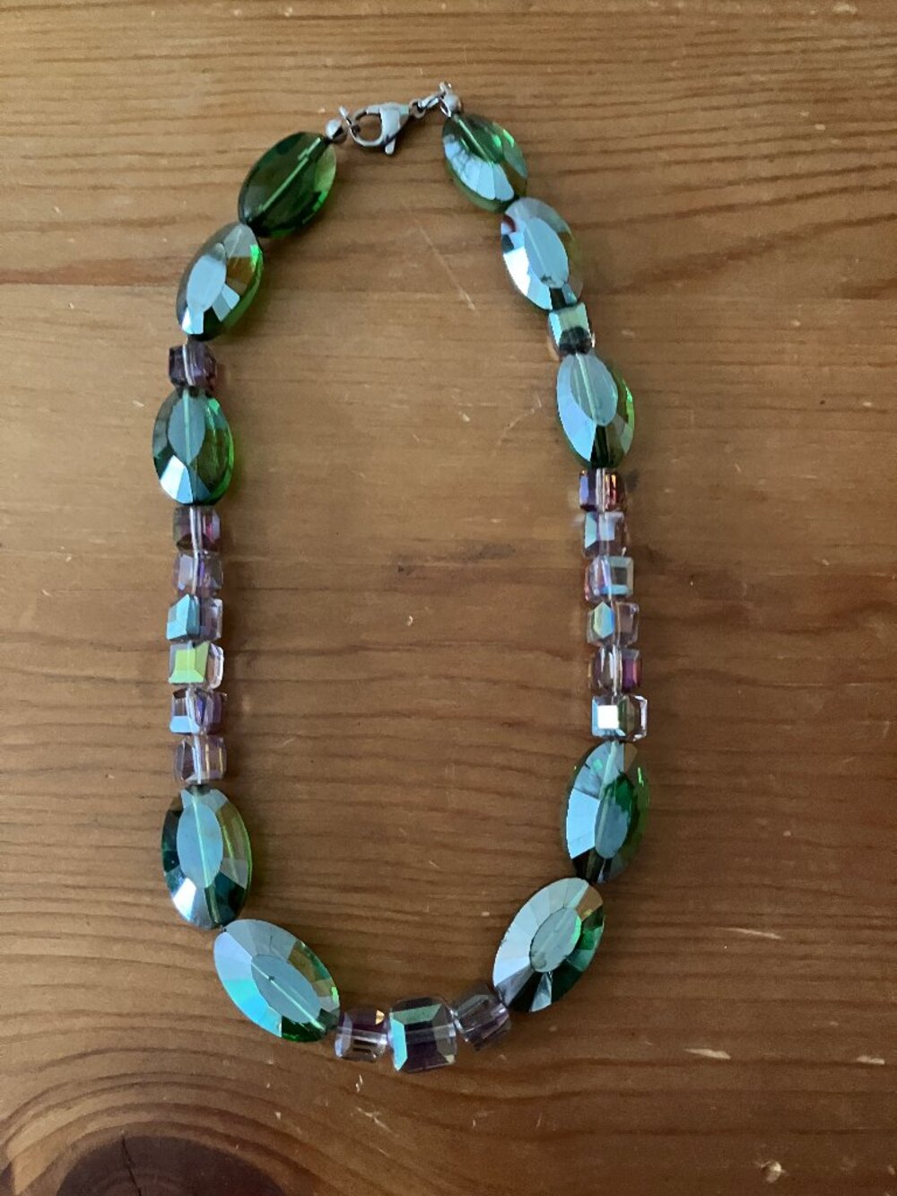 VTG Necklace w/faceted oval/square-cut stones Green/Iridescent crystal beads 14"